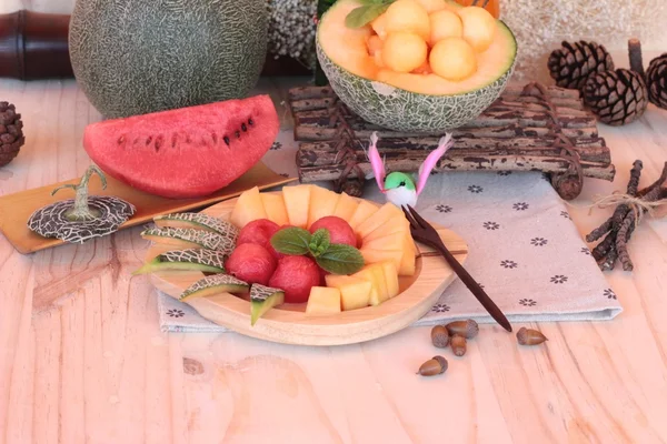 Melón naranja fruta jugosa sobre fondo de madera . — Foto de Stock