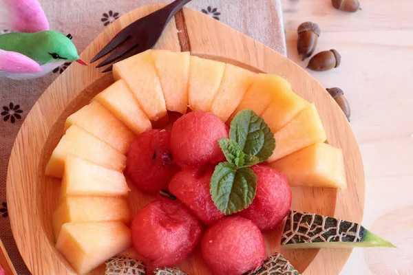 Melón naranja fruta jugosa sobre fondo de madera . — Foto de Stock