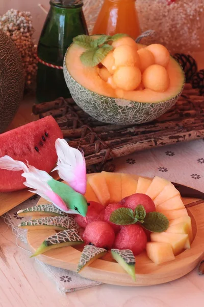 Orange Cantaloupe Melone Frucht saftig auf Holz Hintergrund. — Stockfoto