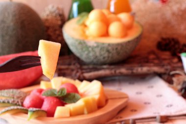 Turuncu kavun karpuz meyve ahşap arka plan üzerinde sulu.