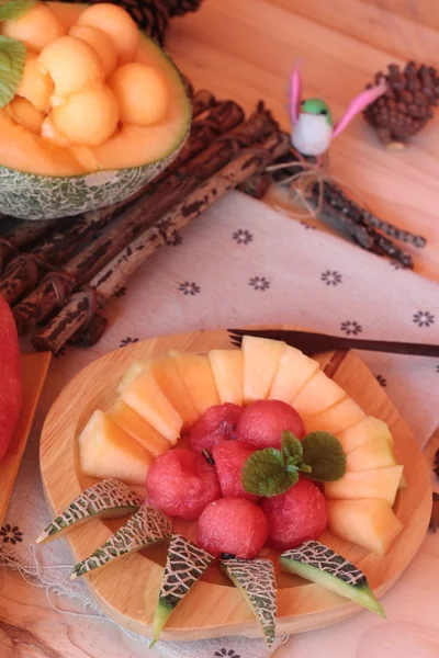 Melón naranja fruta jugosa sobre fondo de madera . —  Fotos de Stock