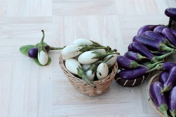 Verse aubergine paars en wit voor het koken. — Stockfoto