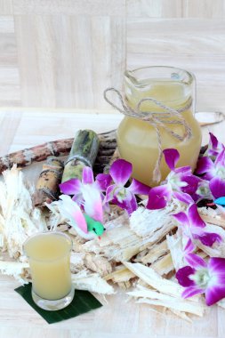 İçecekler ve şeker için taze şeker kamışı suyu.