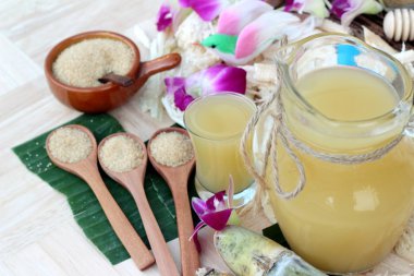 İçecekler ve şeker için taze şeker kamışı suyu.