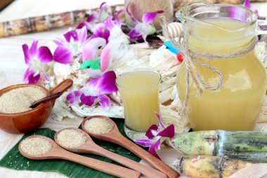 İçecekler ve şeker için taze şeker kamışı suyu.