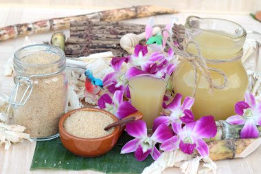 İçecekler ve şeker için taze şeker kamışı suyu.