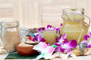 İçecekler ve şeker için taze şeker kamışı suyu.