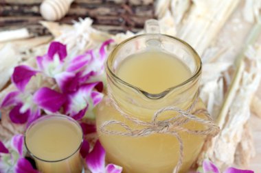 İçecekler ve şeker için taze şeker kamışı suyu.