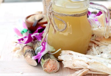 İçecekler ve şeker için taze şeker kamışı suyu.