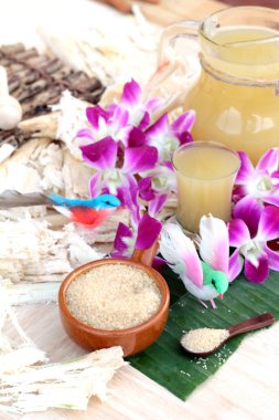 İçecekler ve şeker için taze şeker kamışı suyu.