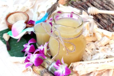 İçecekler ve şeker için taze şeker kamışı suyu.