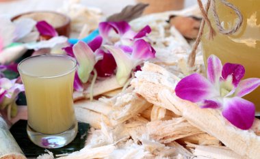 İçecekler ve şeker için taze şeker kamışı suyu.