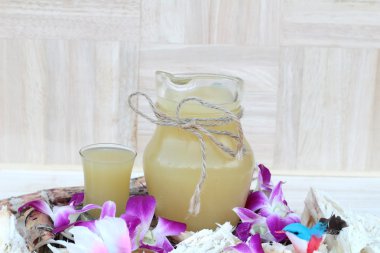 İçecekler ve şeker için taze şeker kamışı suyu.