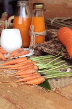 Taze havuç ve havuç suyu lezzetli.