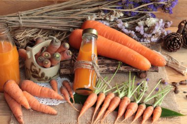 Taze havuç ve havuç suyu lezzetli.