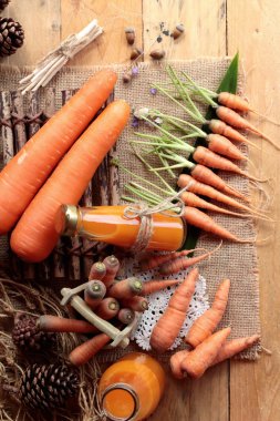 Taze havuç ve havuç suyu lezzetli.