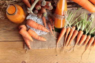 Taze havuç ve havuç suyu lezzetli.