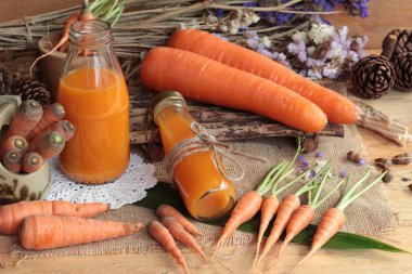 Taze havuç ve havuç suyu lezzetli.