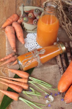 Taze havuç ve havuç suyu lezzetli.