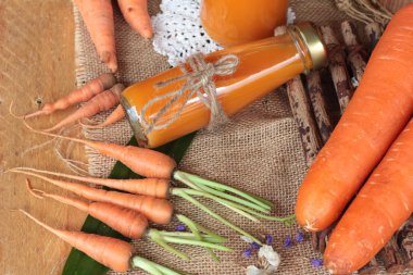 Taze havuç ve havuç suyu lezzetli.