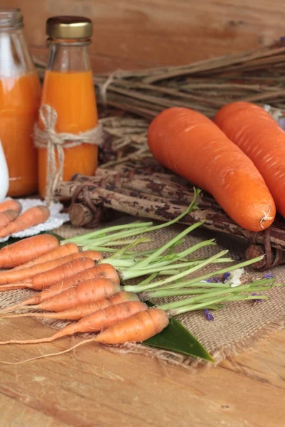 Fresh carrots and carrot juice are delicious. — Stock Photo, Image