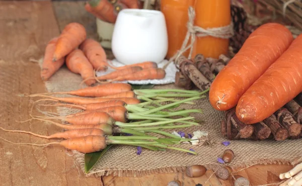 Свежая морковь и морковный сок восхитительны . — стоковое фото