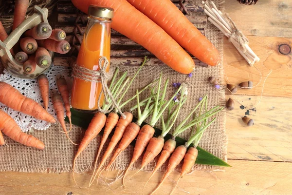 Les carottes fraîches et le jus de carotte sont délicieux . — Photo