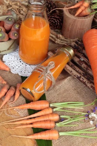 Taze havuç ve havuç suyu lezzetli.