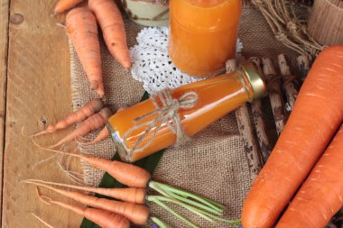 Taze havuç ve havuç suyu lezzetli.