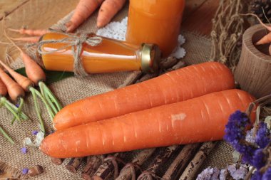 Taze havuç ve havuç suyu lezzetli.