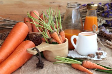 Taze havuç ve havuç suyu lezzetli.