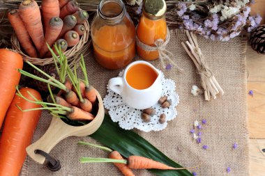 Taze havuç ve havuç suyu lezzetli.