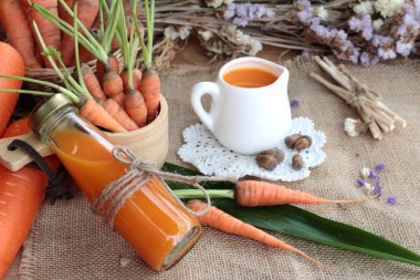 Taze havuç ve havuç suyu lezzetli.