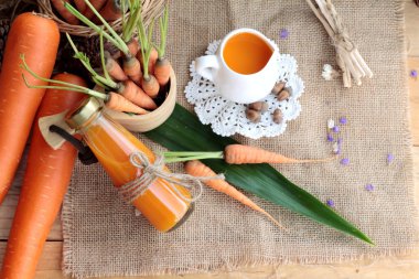 Taze havuç ve havuç suyu lezzetli.