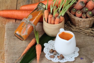 Taze havuç ve havuç suyu lezzetli.