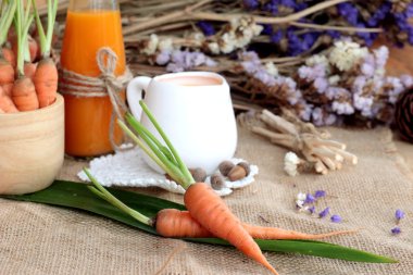 Taze havuç ve havuç suyu lezzetli.