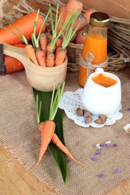 Taze havuç ve havuç suyu lezzetli.