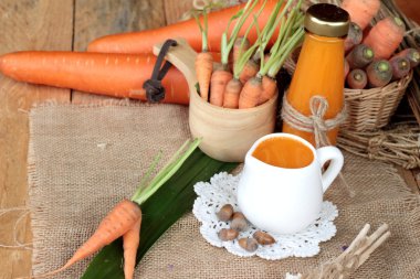 Taze havuç ve havuç suyu lezzetli.