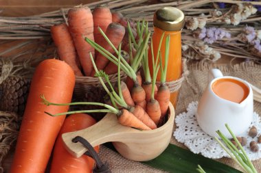 Taze havuç ve havuç suyu lezzetli.
