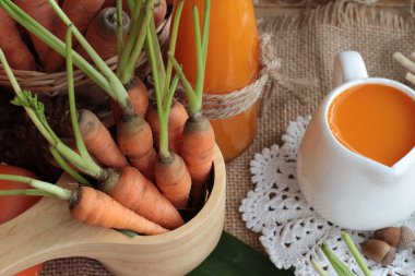 Taze havuç ve havuç suyu lezzetli.