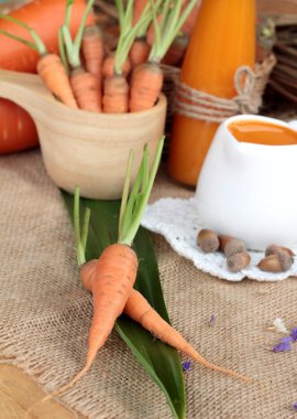 Taze havuç ve havuç suyu lezzetli.