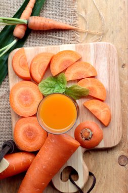Taze havuç ve havuç suyu lezzetli.