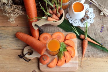 Taze havuç ve havuç suyu lezzetli.