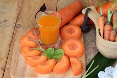 Taze havuç ve havuç suyu lezzetli.