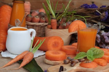 Taze havuç ve havuç suyu lezzetli.