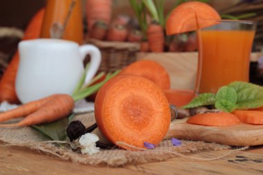 Taze havuç ve havuç suyu lezzetli.