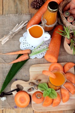 Taze havuç ve havuç suyu lezzetli.