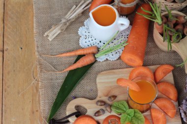 Taze havuç ve havuç suyu lezzetli.