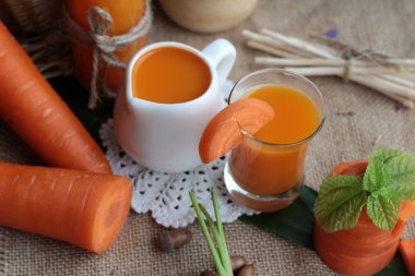 Taze havuç ve havuç suyu lezzetli.