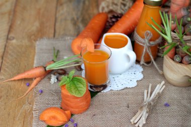 Taze havuç ve havuç suyu lezzetli.